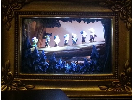 Disney Gallery Of Light - Snow White's Seven Dwarfs - Going Home 3 Disney Gallery Of Light - Snow White's Seven Dwarfs - Going Home